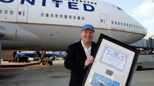 Vielflieger Tom Stuker mit Urkunde