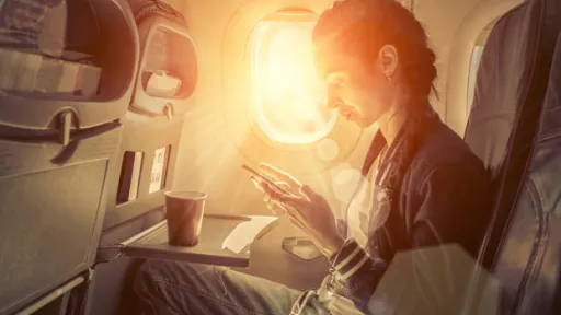 Passagierin im Flugzeug