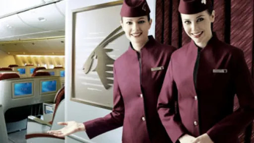 2 Stewardessen von Qatar Airways im Flugzeug