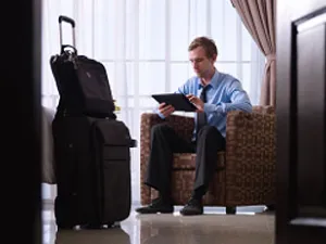 Mann im Foyer eines Business Hotels